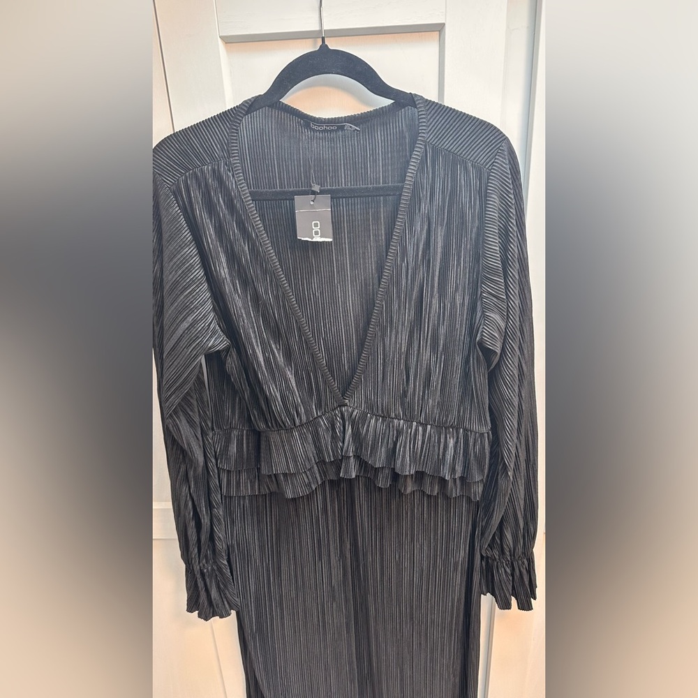 Boohoo Black Plisse Long Sleeve V-Neck Maxi Dress - Picture 6 of 11